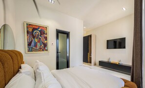 Apartamento, chuveiro com barras de apoio, sacada | Cofres nos quartos, escrivaninha, espaço de trabalho para notebook