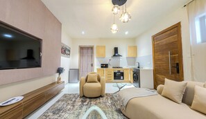 Apartamento, chuveiro com barras de apoio, sacada | Área de estar