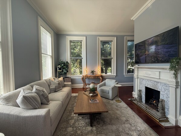 Living area - Historic Battery Getaway (Charleston)