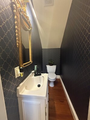 Jetted tub, towels, toilet paper - Historic Battery Getaway (Charleston)