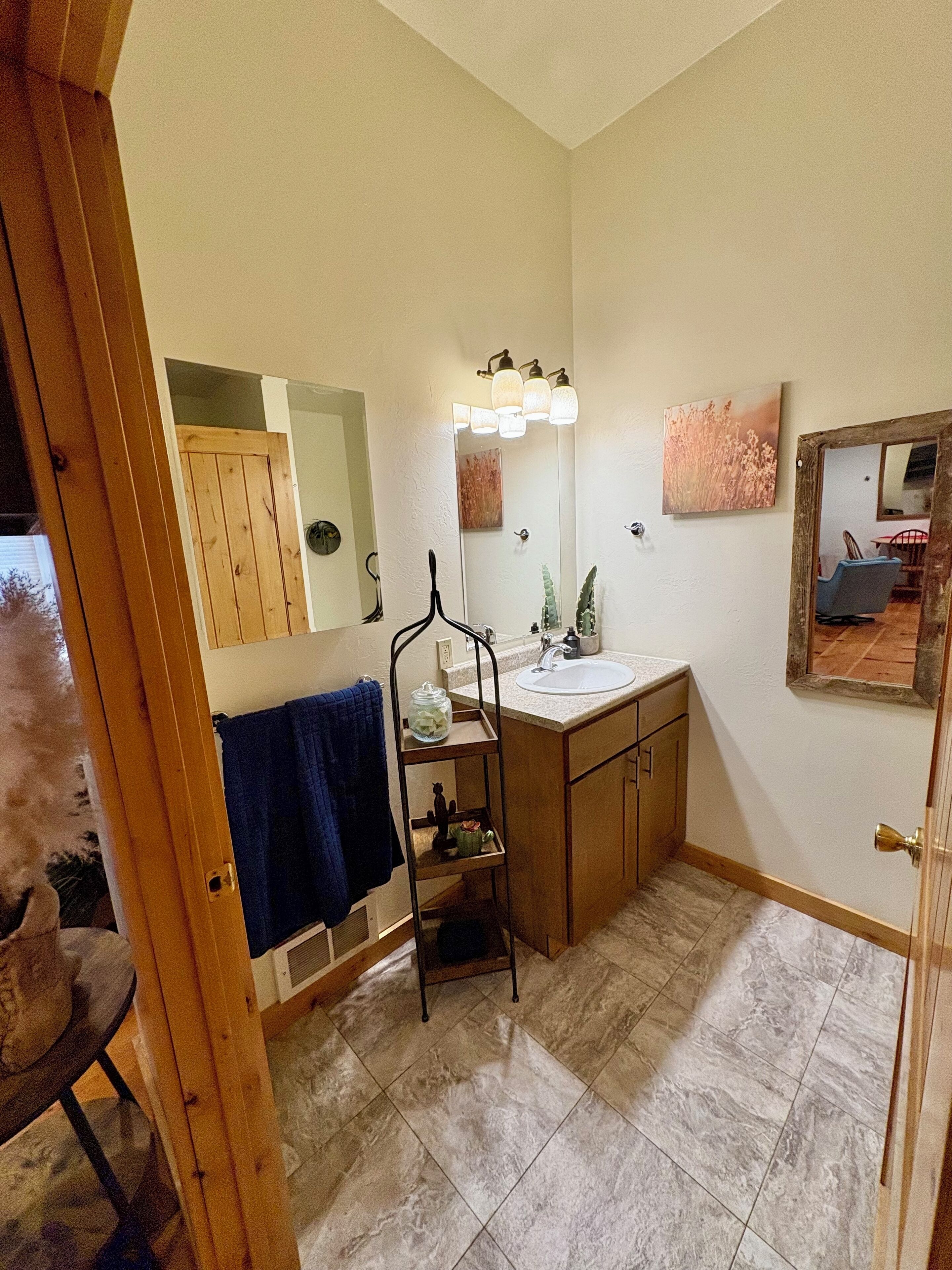 Ducha, toallas, jabón y papel higiénico