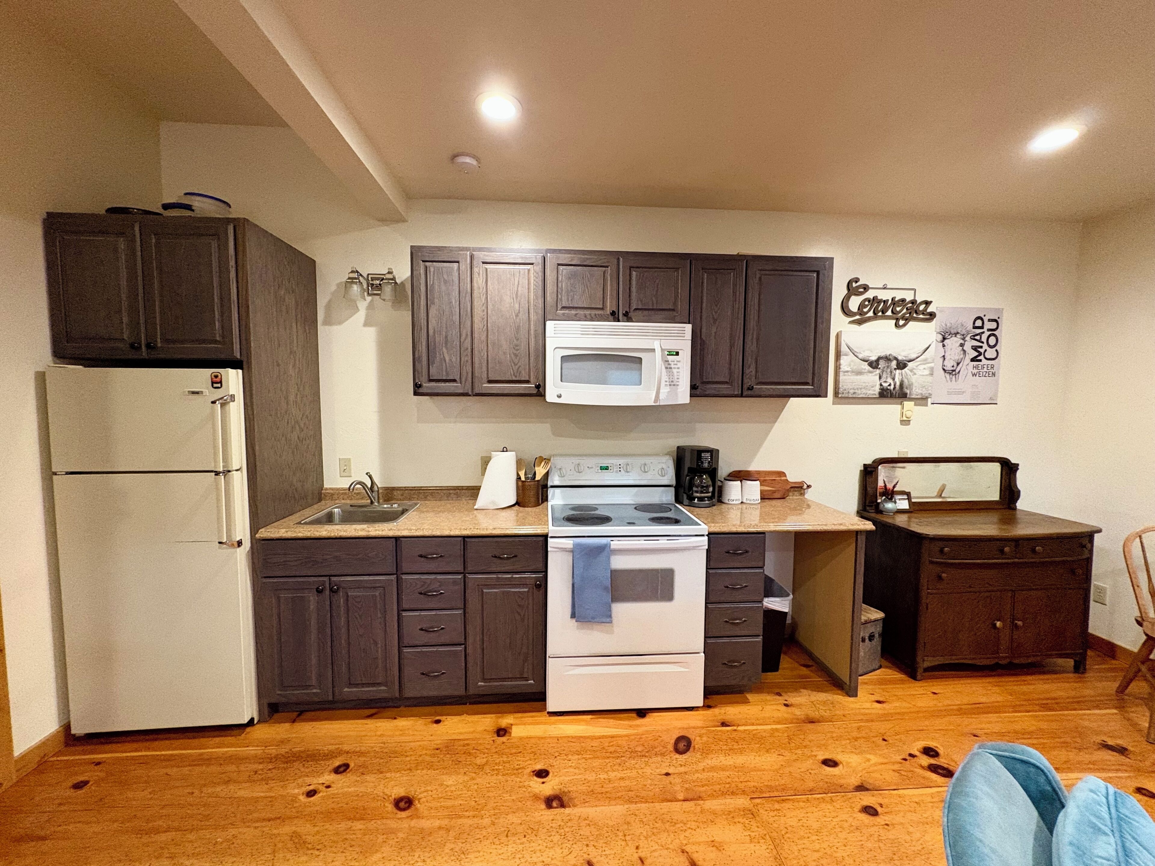 Jääkaappi, mikroaaltouuni, uuni, liesi