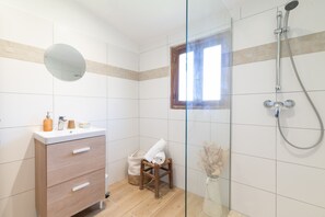 Ducha, artículos de higiene personal gratuitos y secador de pelo