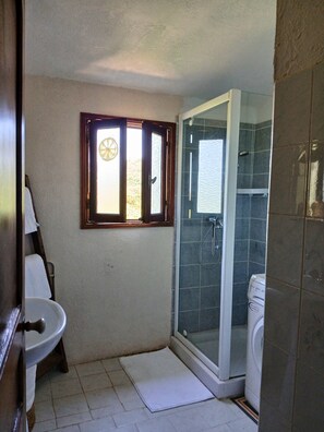 Douche, séchoir à cheveux, serviettes fournies