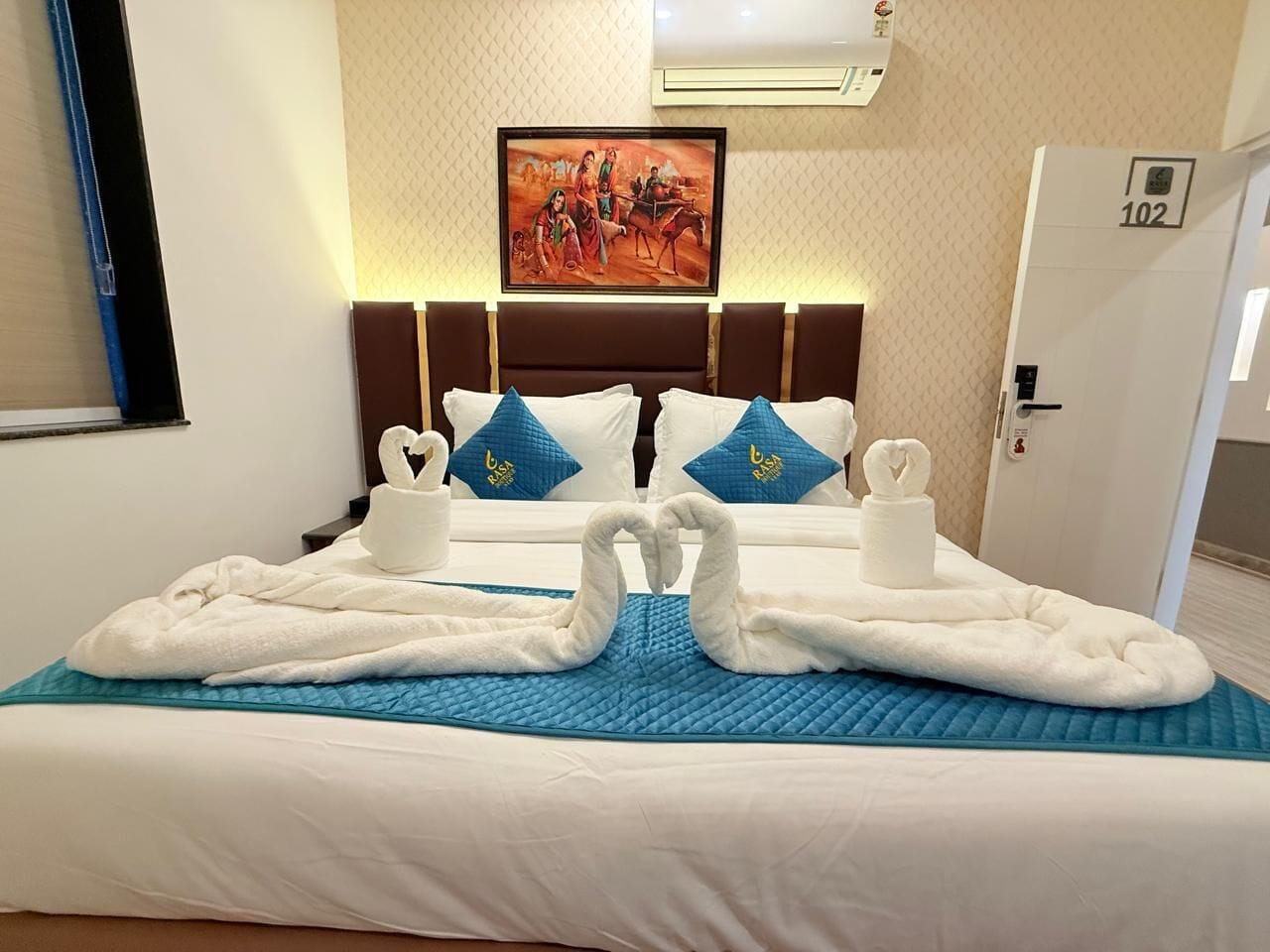 Doppia Standard, vista città | Una cassaforte in camera, postazione laptop, tende oscuranti