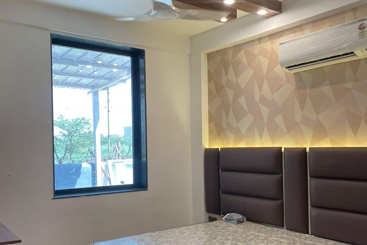 Cofres nos quartos, espaço de trabalho para notebook, cortinas blackout