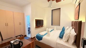 Colchones con pillow-top y caja de seguridad en la habitación