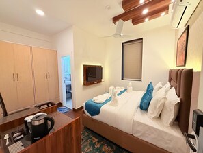 Pillowtop beds, in-room safe, laptop workspace, blackout drapes - Rasa Boutique Stay (Greater Noida)