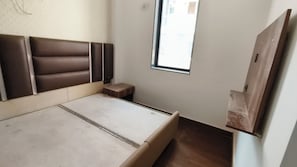 Cofres nos quartos, espaço de trabalho para notebook, cortinas blackout
