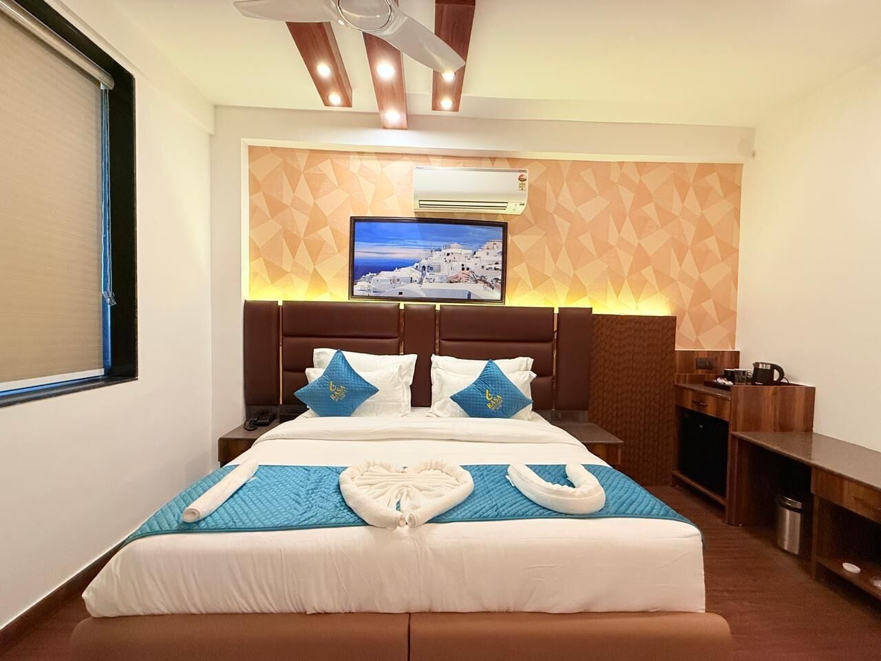 Caja de seguridad en la habitación y espacio para trabajar con laptop 