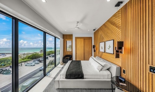 Gorgeous New Beachfront house! Incredible views and rooftop deck!