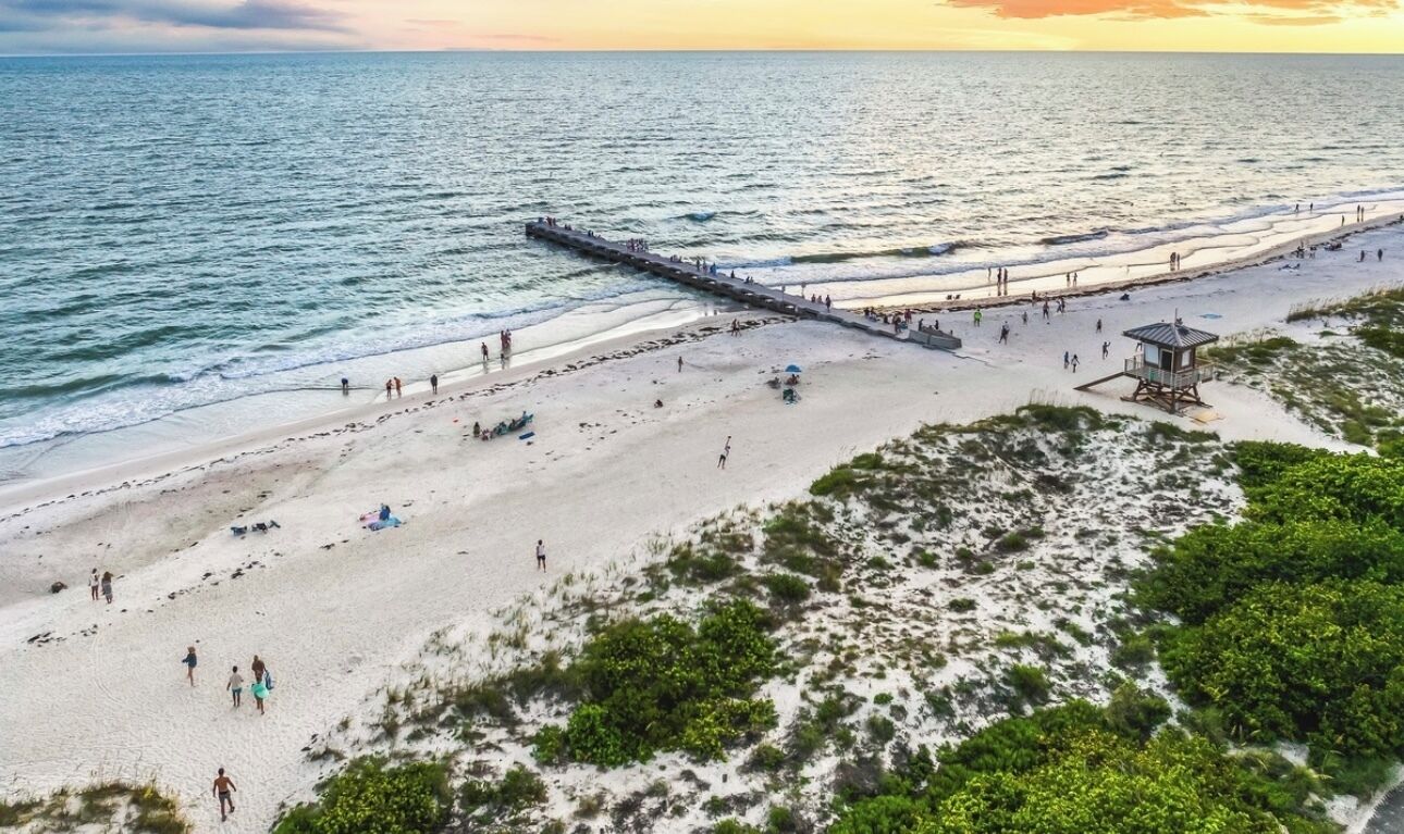 På stranden, liggestole, badehåndklæder