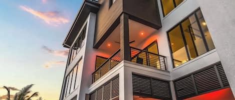 Un edificio de varios pisos con balcones y ventanas amplias.