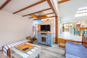 2 bedrooms, iron/ironing board, WiFi