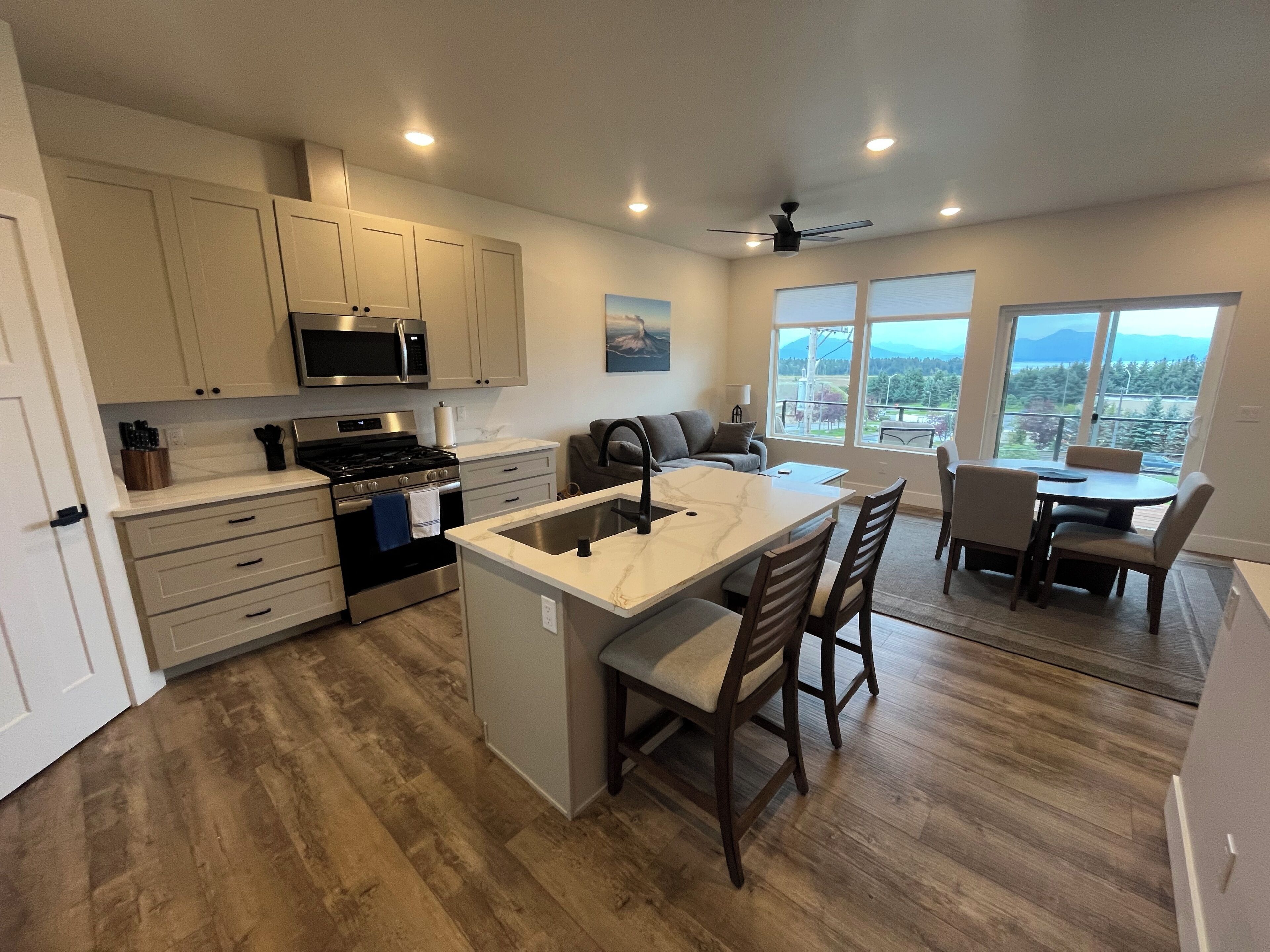 Refrigerador, microondas, horno y parrilla de estufa 