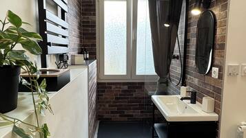 Regadera, secadora de cabello, toallas, jabón