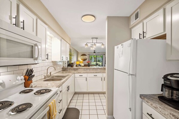 Condo, varias camas, patio, vista al jardín (Coffman Escape) | Cocina privada | Refrigerador, microondas, horno y parrilla de estufa 