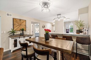 Condo, varias camas, patio, vista al jardín (Coffman Escape) | Restaurantes