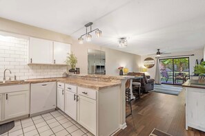 Condo, varias camas, patio, vista al jardín (Coffman Escape) | Interior