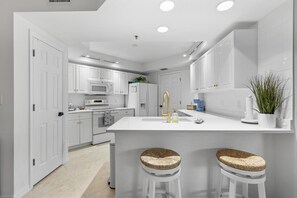 Condo, varias camas (Oceanwalk 9-302) | Cocina privada