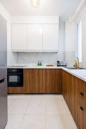 Réfrigérateur, un four, surface de cuisson, lave-vaisselle