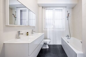 Sèche-cheveux, serviettes fournies