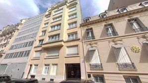 A multi-story building with a beige facade, large windows, and balconies. - 3 Chambres - Paris 17 - 6personnes - Renové (Paris)