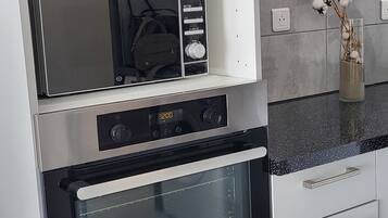 Kühlschrank, Mikrowelle, Ofen, Geschirrspüler