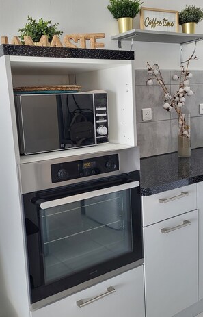 Réfrigérateur, micro-ondes, four, lave-vaisselle