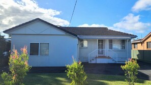 Exterior - Base Yourself At Banksia - Perfect Destination for your next Coastal Getaway! (Sussex Inlet)