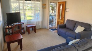 Smart TV - Base Yourself At Banksia - Perfect Destination for your next Coastal Getaway! (Sussex Inlet)