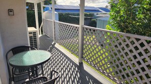 Outdoor dining - Base Yourself At Banksia - Perfect Destination for your next Coastal Getaway! (Sussex Inlet)