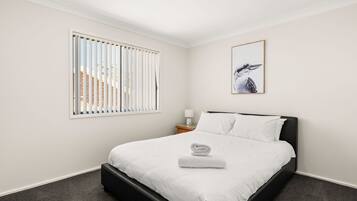 4 عدّة غرف نوم ومكواة/لوح كي وواي فاي مجانًا وملاءات أسرّة