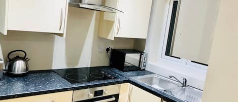 Refrigerador, microondas, horno, placa de cocina