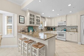 コンドミニアム ベッド (複数台) (Atlantic Villas 102) | 専用キッチン