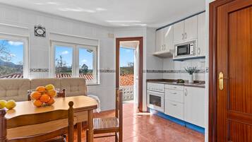 Refrigerador, microondas, placa de cocina, cafetera/tetera