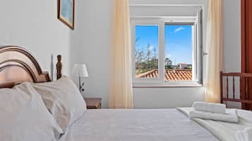 3 bedrooms, iron/ironing board, bed sheets