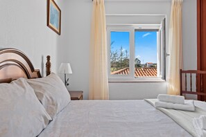 3 bedrooms, iron/ironing board, bed sheets