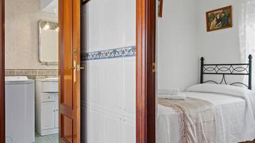 3 bedrooms, iron/ironing board, bed sheets