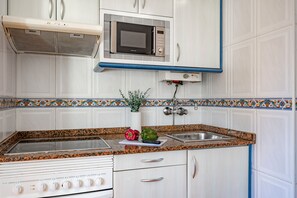 Réfrigérateur, four à micro-ondes, un four, surface de cuisson