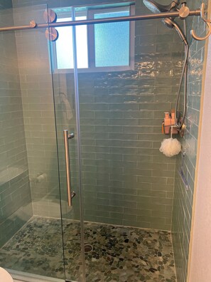 Douche, séchoir à cheveux, bidet, serviettes fournies