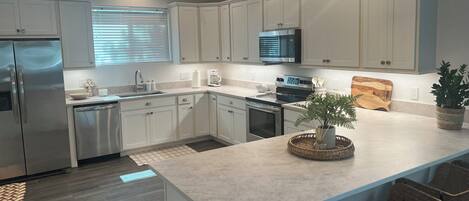 Microondas, horno, parrilla de estufa y lavavajillas