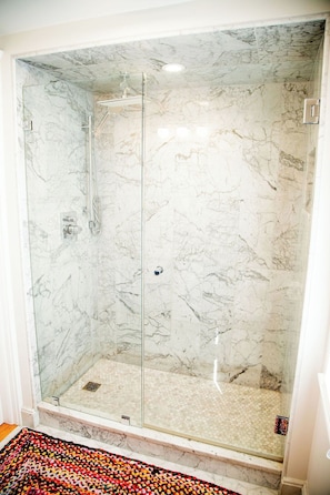 Regadera, amenidades de baño ecológicas, secadora de cabello, toallas