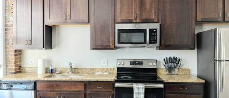 Réfrigérateur, four à micro-ondes, un four, surface de cuisson