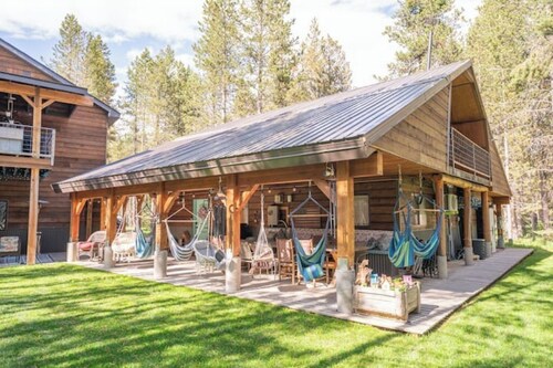 Cabin Retreat Near Yellowstone w/ Yard & Grill