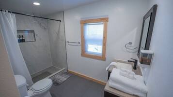 Een douche, een haardroger, handdoeken, zeep