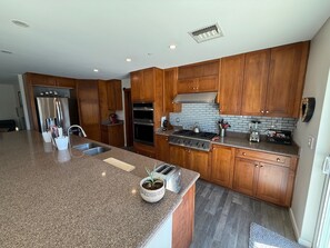 Mikrobølgeovn, ovn, kokeplater og oppvaskmaskin