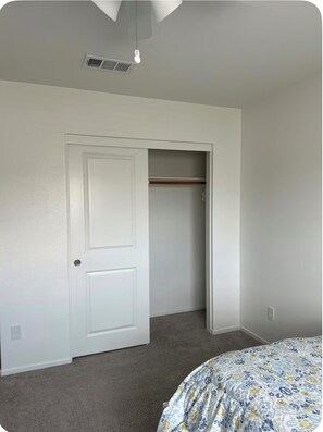 Tabla de planchar con plancha, wifi y ropa de cama
