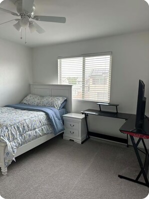 Tabla de planchar con plancha, wifi y ropa de cama