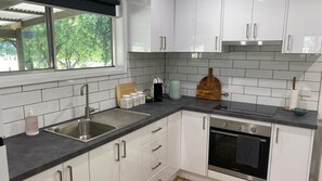 Four, plaque de cuisson, cafetière/bouilloire, grille-pain